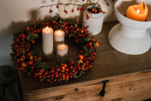 DIY Kranz aus Hagebutten selber binden. Anfänger-Anleitung: DIY Herbstdeko für Haustüre oder Gartentor einfach selber aus Hagebutten machen.