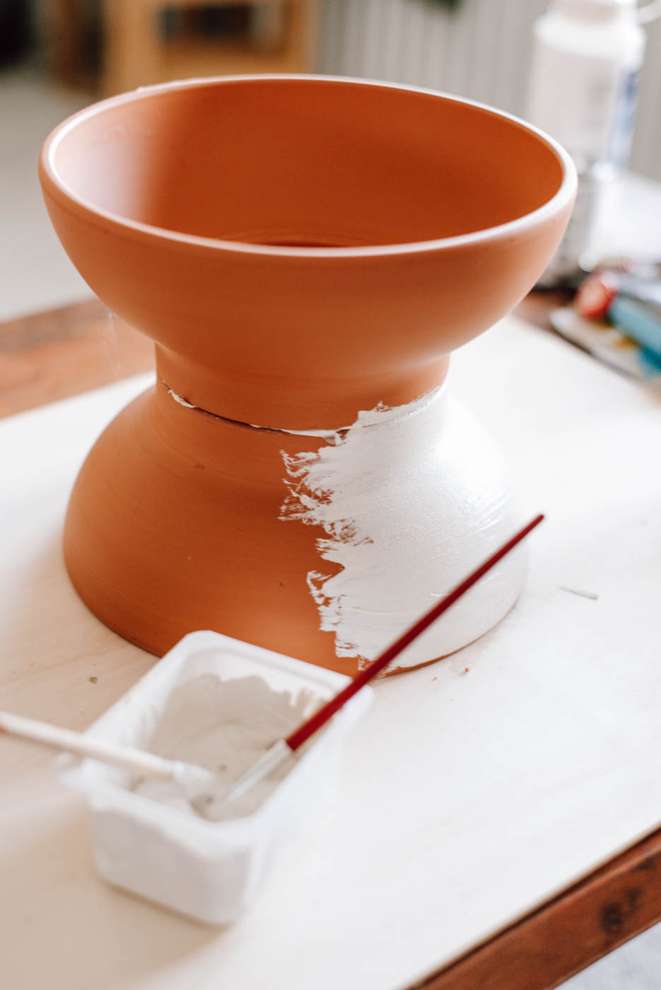 DIY Anleitung zum Kreidefarbe selber machen und DIY Upcycling Ideen aus alten Vasen und Gläser schöne Vasen im Terracotta Look selber machen