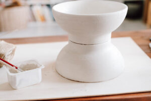 DIY Anleitung zum Kreidefarbe selber machen und DIY Upcycling Ideen aus alten Vasen und Gläser schöne Vasen im Terracotta Look selber machen