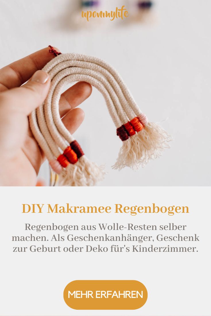 DIY Makramee Regenbogen: Regenbogen aus Wolle-Resten selber machen. Als Geschenkanhänger, Geschenk zur Geburt oder Deko für's Kinderzimmer.