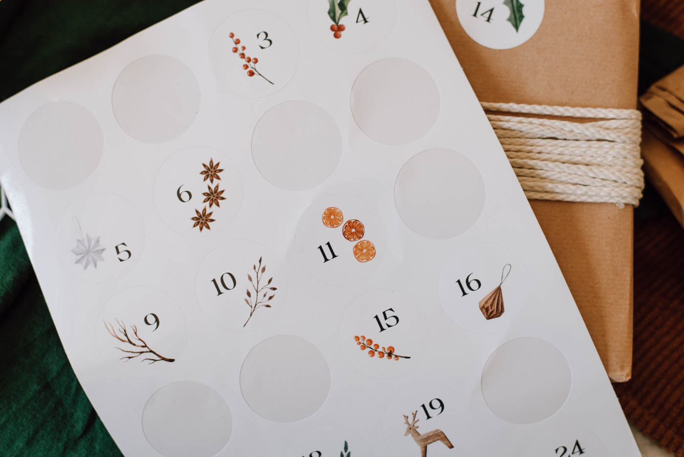 Unser wunderschönes Adventskalender-Set, zum Basteln und selbst befüllen, begleitet dich durch die besinnliche Adventszeit.
Das Set enthält mit 24 Aquarell Papieraufkleber mit Nummern von 1-24 für den Weihnachtskalender.