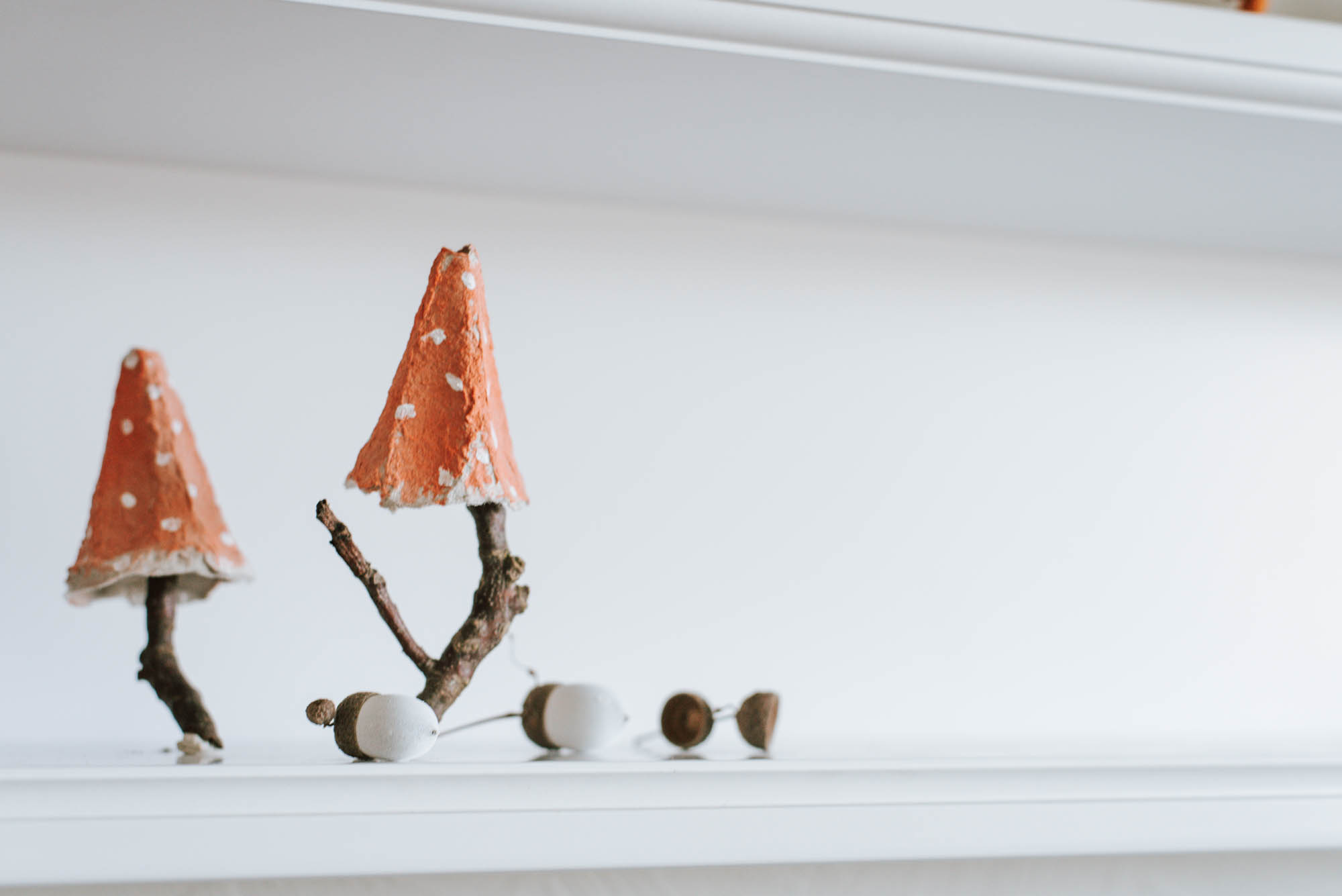 DIY Eicheln bemalen: Schöne Herbstdeko einfach selbermachen - DIY Idee für Kinder. Nachhaltige Deko aus Naturmaterialien zum dekorieren
