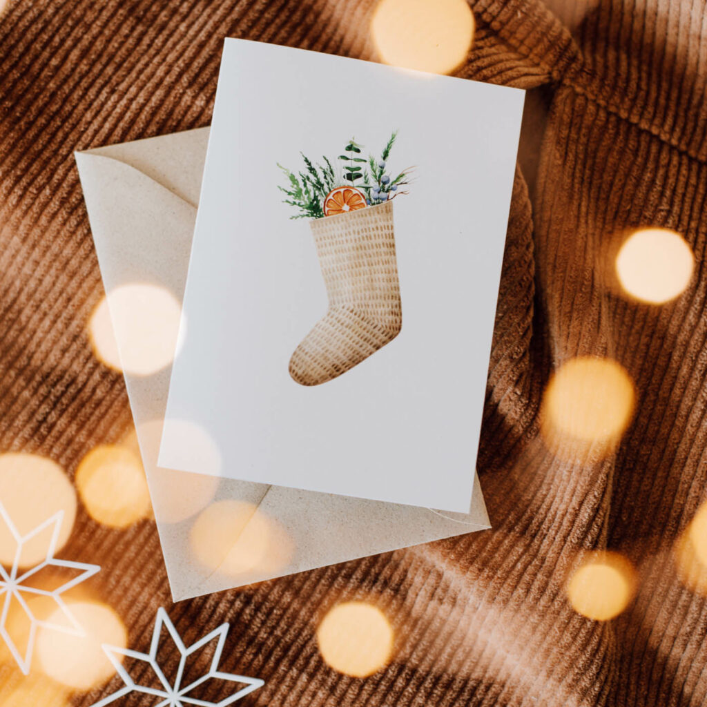 Nachhaltiger Adventskalender aus Grußkarten: 24 Postkarten mit weihnachtlichen Motiven und hinten einer nachhaltigen Inspiration für Frauen