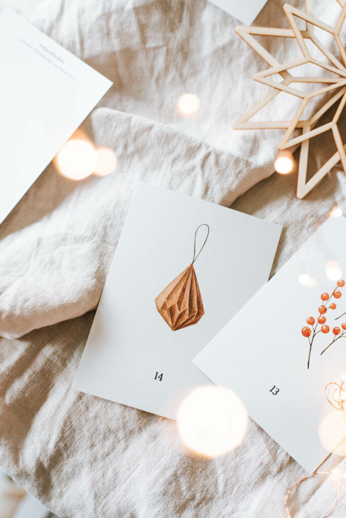 Nachhaltiger Adventskalender aus Grußkarten: 24 Postkarten mit weihnachtlichen Motiven und hinten einer nachhaltigen Inspiration für Frauen