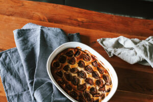 Schnelles Rezept für leckeren Zwetschgen Quark Auflauf: Saisonales Rezept für Süßspeise im Spätsommer und Herbst für Zwetschgen und Pflaumen