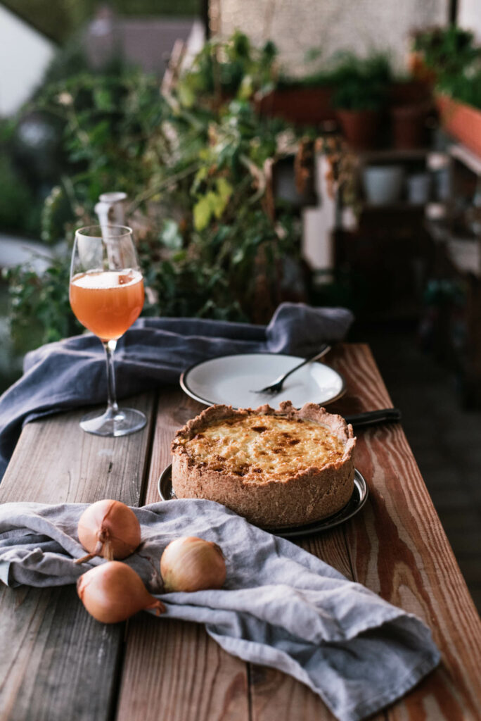 Zwiebelkuchen selber backen: Leckeres Herbst-Rezept, dass ihr schnell und einfach vorbereiten, backen und z.B. abends mit Freunden genießt