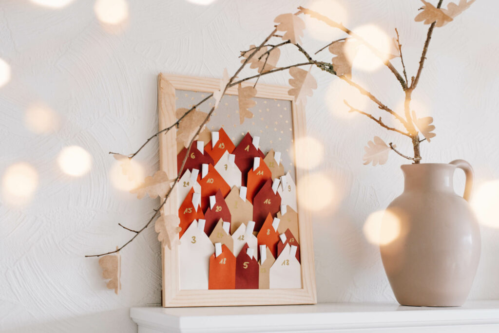 DIY Adventskalender mit Häuschen im Bilderrahmen selber basteln und mit persönlichen Gutscheinen, lieben Worten und nachhaltigen Tipps füllen
