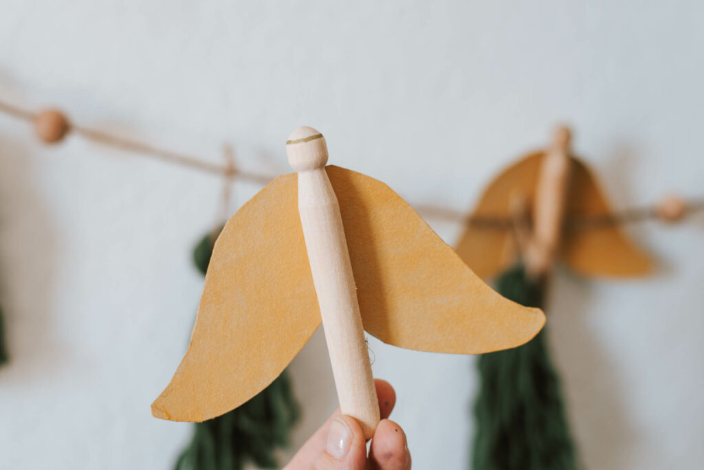 DIY Engel aus Wäscheklammern: Weihnachtliche Upcycling DIY Idee als fröhliche Deko im Advent oder Geschenkanhänger für Weihnachtspäckchen