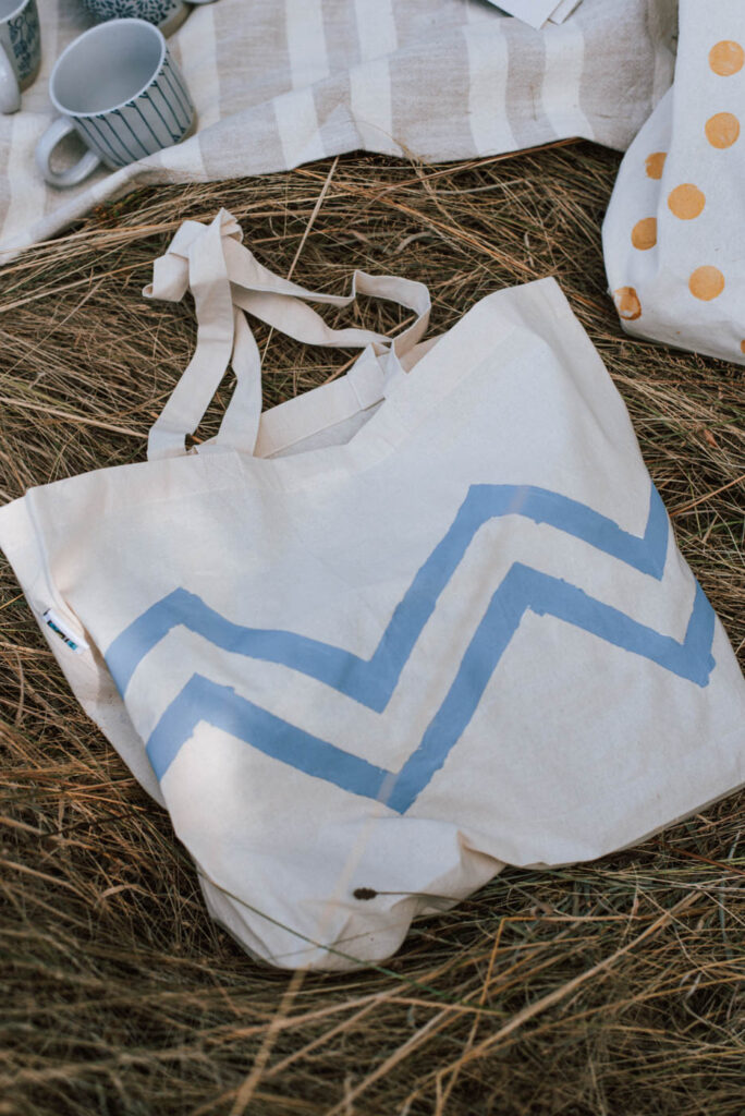 Upcycling DIY Stoffbeutel: Alte, dreckige Taschen neu gestalten - Nachhaltige DIY Idee für alte Öko Stofftaschen, die schmutzig sind