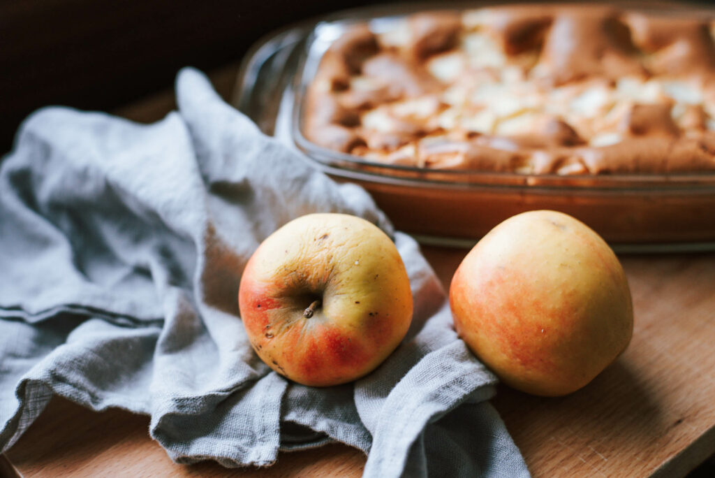 Was tun mit Falläpfeln? Schrumpelige Äpfel zu leckerem Apfelschmarren verarbeiten: Schnelles, einfaches Rezept für Freunde und Familie.