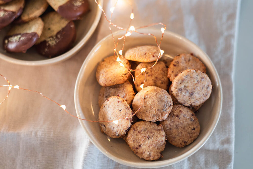 Mandel-Cranberry Plätzchen: Veganes Rezept für Weihnachtsplätzchen mit Marzipan. Einfach, schnell, gelingsicher! Aus gängigen Zutaten