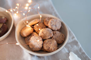 Mandel-Cranberry Plätzchen: Veganes Rezept für Weihnachtsplätzchen mit Marzipan. Einfach, schnell, gelingsicher! Aus gängigen Zutaten