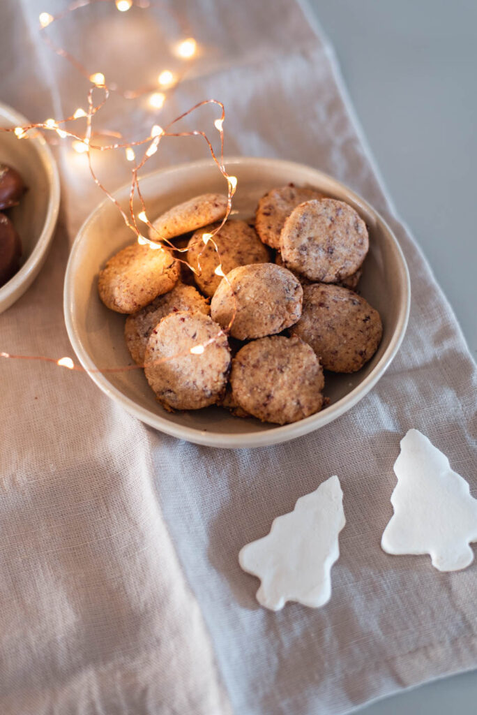 Mandel-Cranberry Plätzchen: Veganes Rezept für Weihnachtsplätzchen mit Marzipan. Einfach, schnell, gelingsicher! Aus gängigen Zutaten