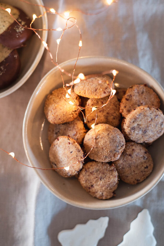 Mandel-Cranberry Plätzchen: Veganes Rezept für Weihnachtsplätzchen mit Marzipan. Einfach, schnell, gelingsicher! Aus gängigen Zutaten