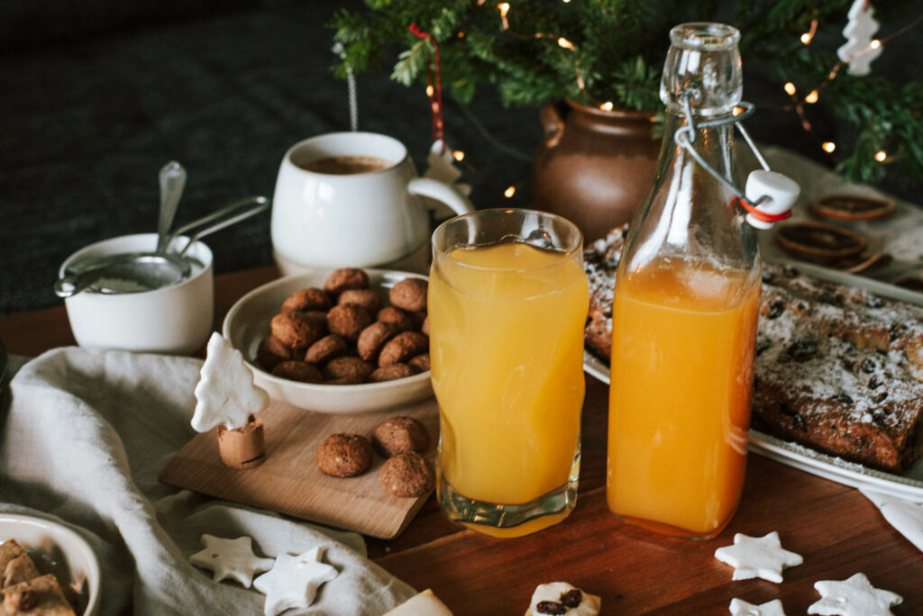 Rezept für leckeren Orangensirup. Weihnachtliches Getränk und Fanta Alternative aus Orangen einfach selber machen.