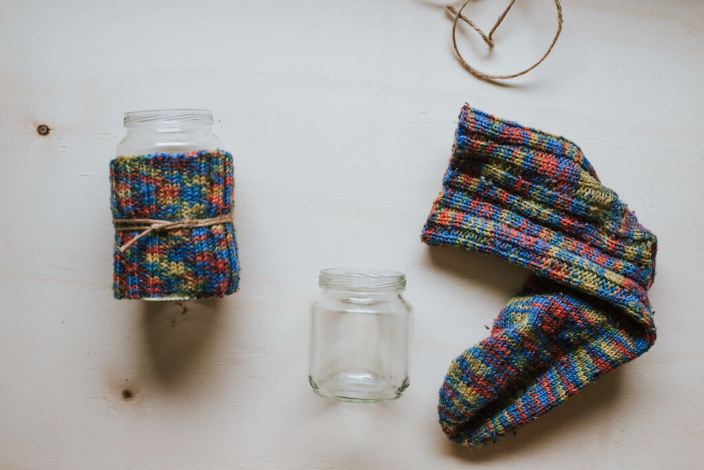 Upcyling DIY Windlichter aus alten Socken schnell & einfach selber machen. Schöne Idee um gestrickte Socken mit Löchern weiterzuverwenden. 