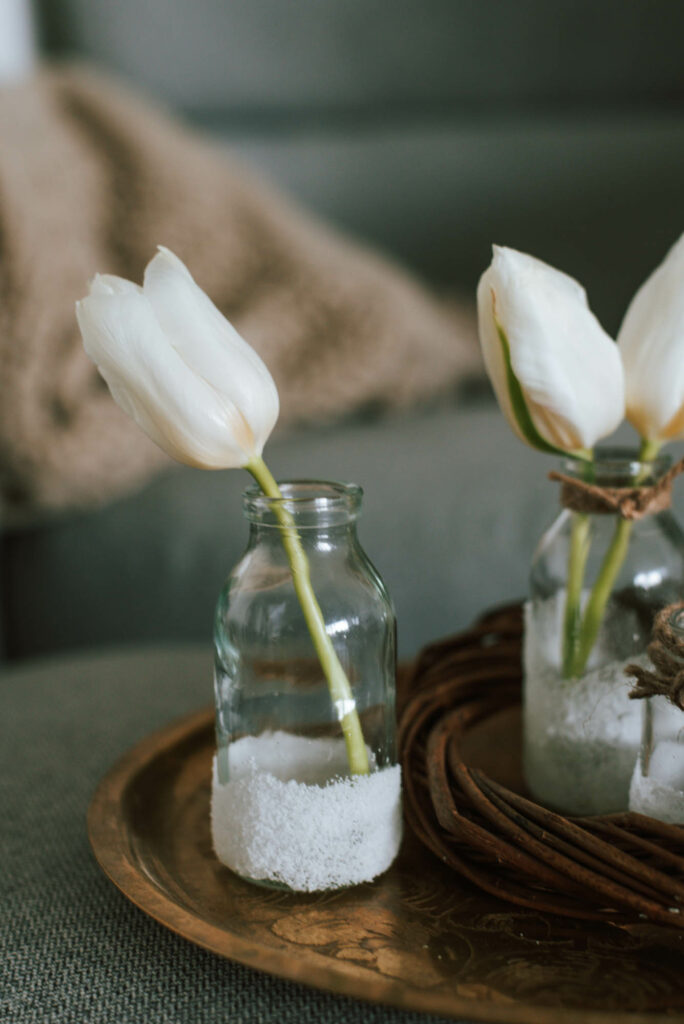 Einfache Upcycling DIY Idee: Vereiste Windlichter aus Salz als schöne Winter Deko zum Selbermachen. Aus Materialien, die jeder zu Hause hat