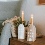 Nachhaltige Upcyling DIY Deko: Kerzen Häuser aus Tetrapaks basteln. Einfach Kerzenhäuser selber machen und zu Hause dekorieren