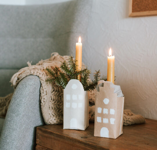 Nachhaltige Upcyling DIY Deko: Kerzen Häuser aus Tetrapaks basteln. Einfach Kerzenhäuser selber machen und zu Hause dekorieren