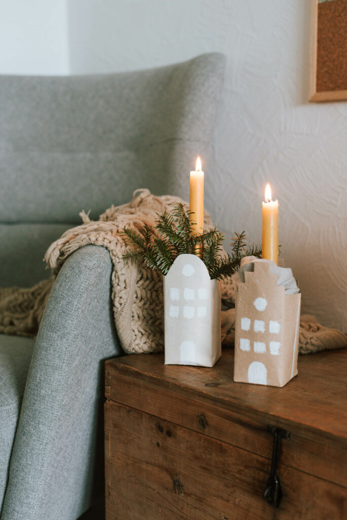 Nachhaltige Upcyling DIY Deko: Kerzen Häuser aus Tetrapaks basteln. Einfach Kerzenhäuser selber machen und zu Hause dekorieren