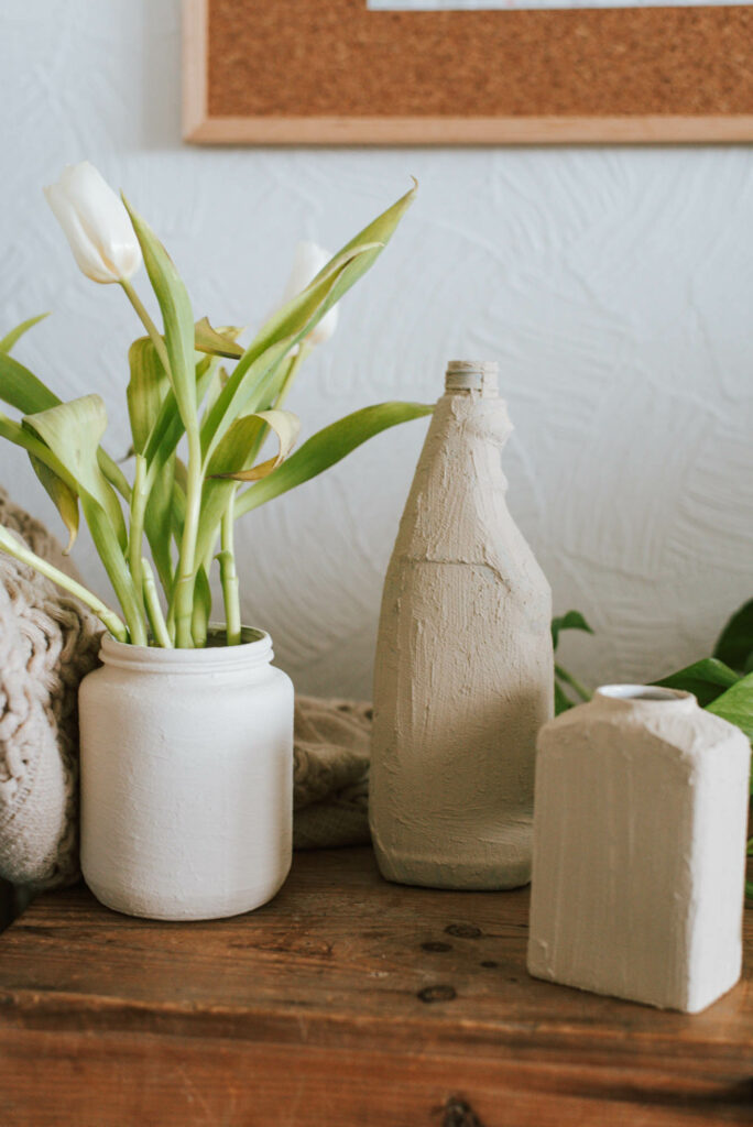 Upcycling DIY Vase aus alter Plastikflasche einfach selber machen: Putzmittelflasche wird einfach zur Trend-Vase für Blumen und als Deko