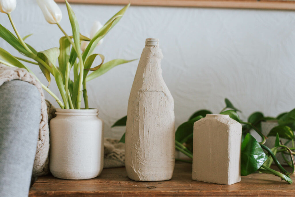 Upcycling DIY Vase aus alter Plastikflasche einfach selber machen: Putzmittelflasche wird einfach zur Trend-Vase für Blumen und als Deko