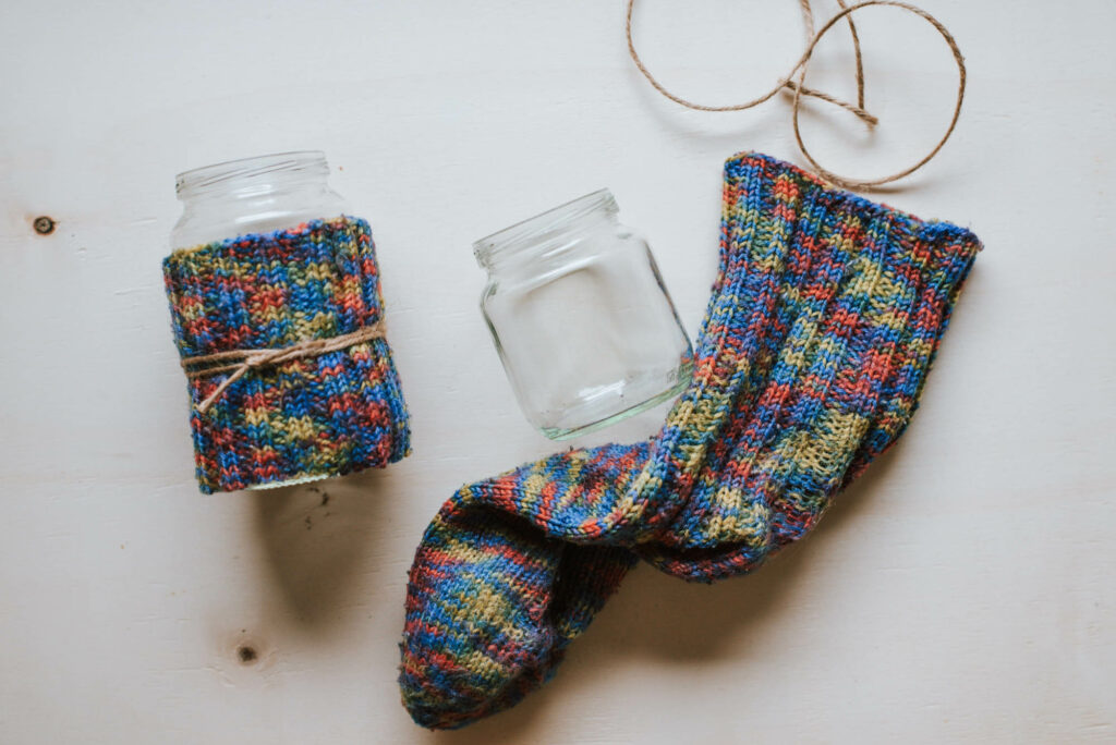 Upcyling DIY Windlichter aus alten Socken schnell & einfach selber machen. Schöne Idee um gestrickte Socken mit Löchern weiterzuverwenden. 