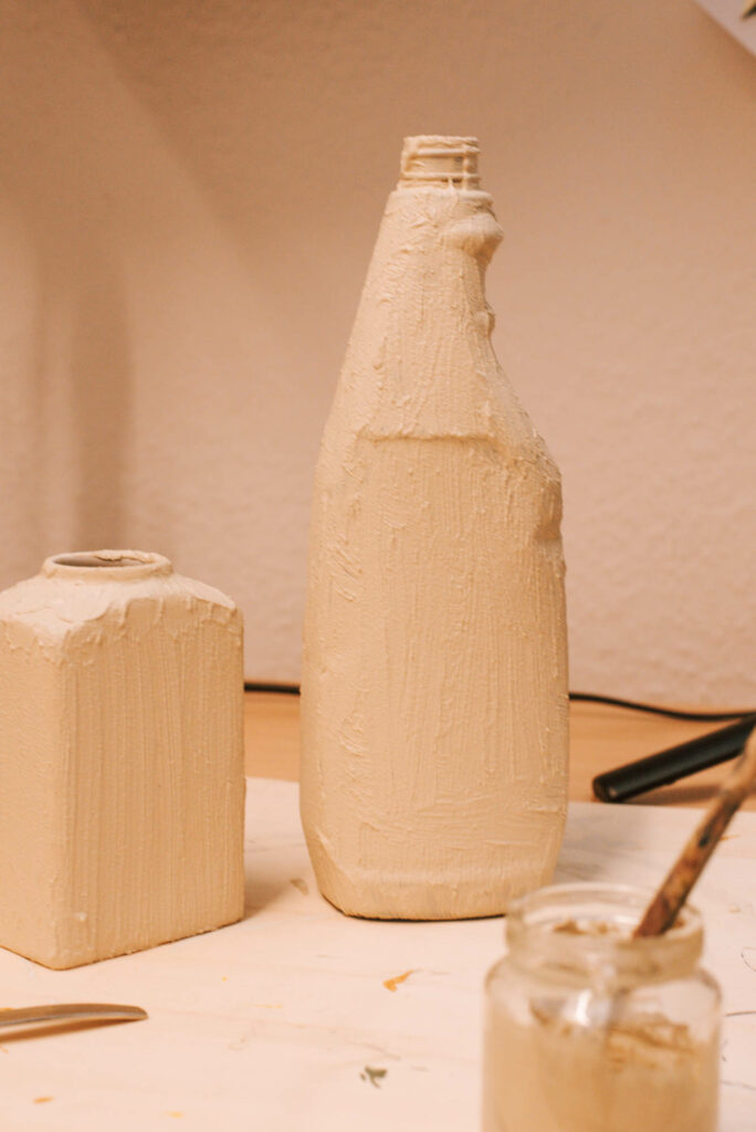 Upcycling DIY Vase aus alter Plastikflasche einfach selber machen: Putzmittelflasche wird einfach zur Trend-Vase für Blumen und als Deko 