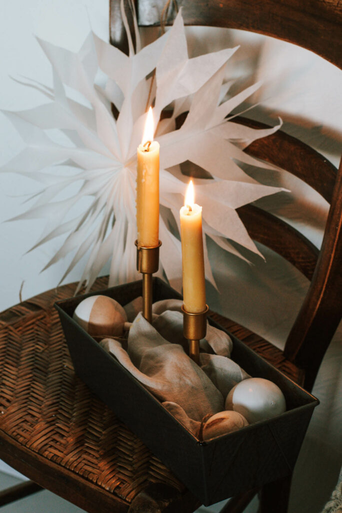 Upcyclind DIY Deko: Backform winterlich dekorieren. Kuchen- und Kastenformen eignen sich zum Dekorieren mit Kerzen, Tüchern, Kugeln und ...