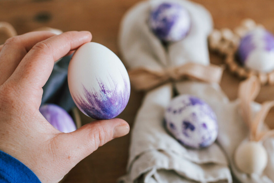 Eier färben mit Naturmaterialien: Ich zeige euch, wie ihr mit Hibiskus, Kurkuma, Brennnesseln, ... leuchtend bunte Ostereier natürlich färbt