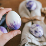 Eier färben mit Naturmaterialien: Ich zeige euch, wie ihr mit Hibiskus, Kurkuma, Brennnesseln, ... leuchtend bunte Ostereier natürlich färbt