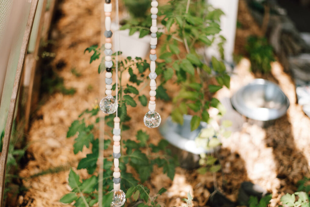 DIY Sonnenfänger: Modernes Windspiel aus Perlen und gläsernen Diamanten kinderleicht selber machen - schöne Deko & Lichtspiel im Garten