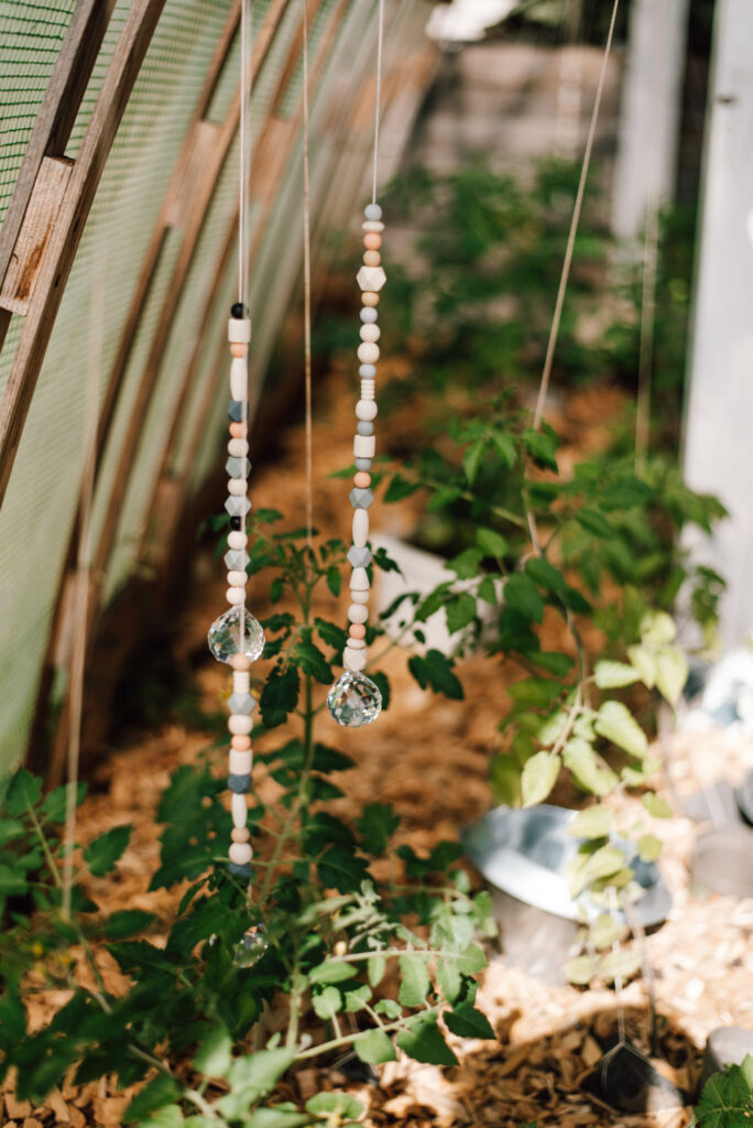 DIY Sonnenfänger: Modernes Windspiel aus Perlen und gläsernen Diamanten kinderleicht selber machen - schöne Deko & Lichtspiel im Garten