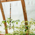 DIY Sonnenfänger: Modernes Windspiel aus Perlen und gläsernen Diamanten kinderleicht selber machen - schöne Deko & Lichtspiel im Garten