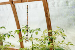DIY Sonnenfänger: Modernes Windspiel aus Perlen und gläsernen Diamanten kinderleicht selber machen - schöne Deko & Lichtspiel im Garten
