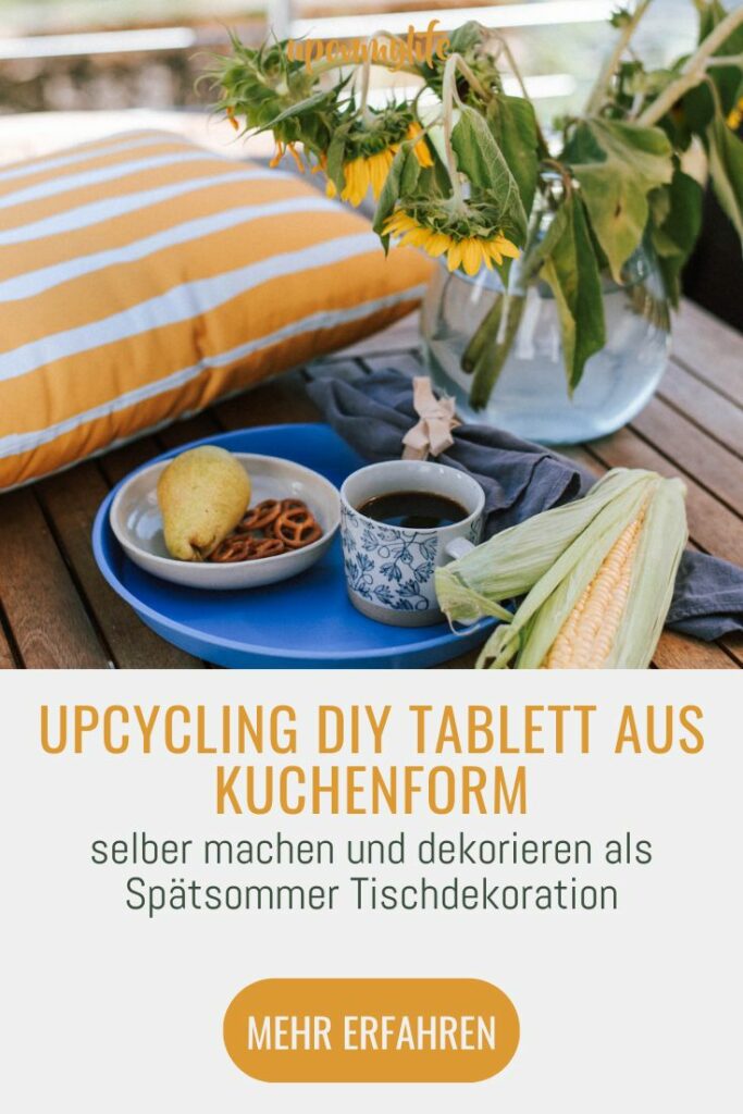 Upcycling DIY Tablett aus Kuchenform einfach selber machen und wunderschön dekorieren als nachhaltige Spätsommer Tischdekoration mit Blumen