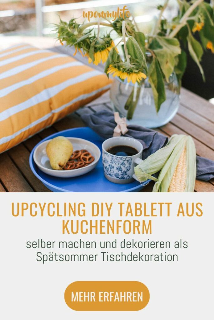 Upcycling DIY Tablett aus Kuchenform einfach selber machen und wunderschön dekorieren als nachhaltige Spätsommer Tischdekoration mit Blumen