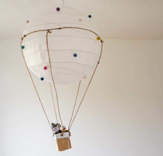 Upcycling DIY Heißluftballon Lampe fürs Kinderzimmer aus einem IKEA Lampenschirm einfach selber machen und fröhlich gestalten. Zur Anleitung!