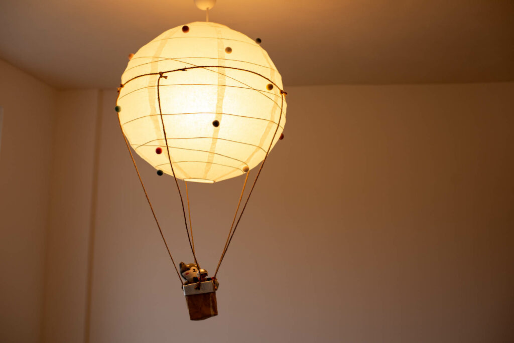 Upcycling DIY Heißluftballon Lampe fürs Kinderzimmer aus einem IKEA Lampenschirm einfach selber machen und fröhlich gestalten. Zur Anleitung!