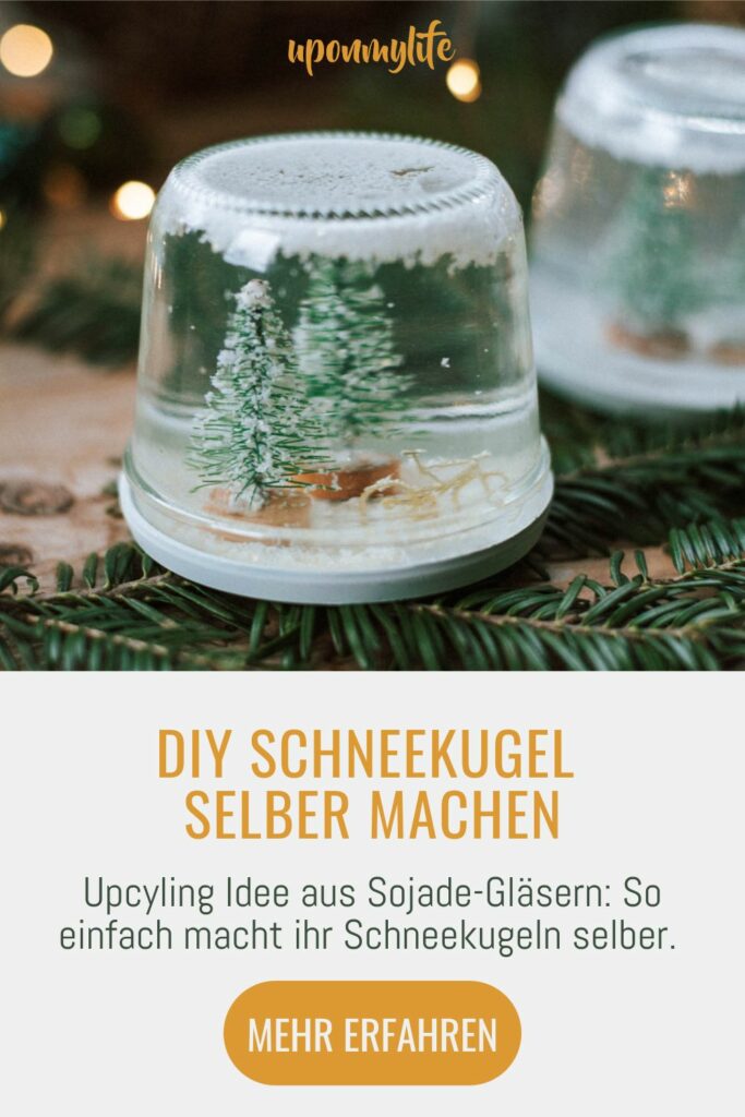 DIY Schneekugel selber machen: Einfache Upcyling Idee aus leeren Gläsern von der Soja Crème-Fraîche Alternative von Sojade. Zur Anleitung!