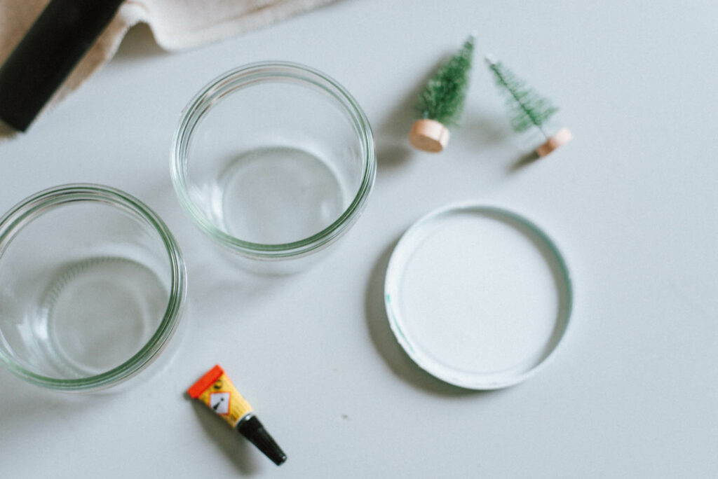 DIY Schneekugel selber machen: Einfache Upcyling Idee aus leeren Gläsern von der Soja Crème-Fraîche Alternative von Sojade. Zur Anleitung!