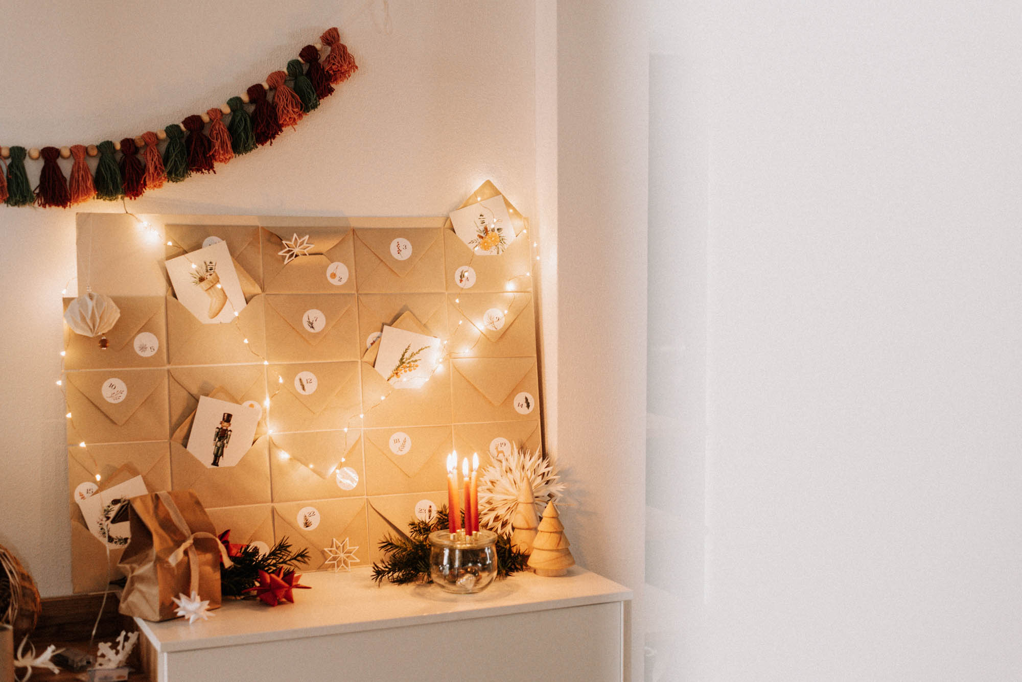 Gutschein-Adventskalender basteln aus einfachen Briefumschlägen und füllen mit Gutscheinen, Versen, Sprüchen und Wünschen. Zum Abschreiben!
