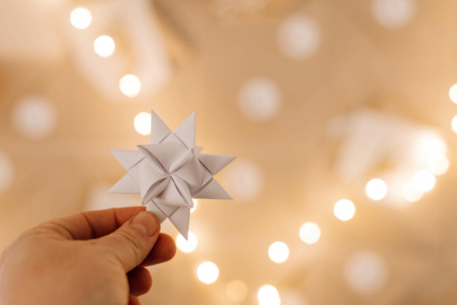 Papiersterne basteln: Weihnachtliche DIY Sterne aus Papier Bildidee 