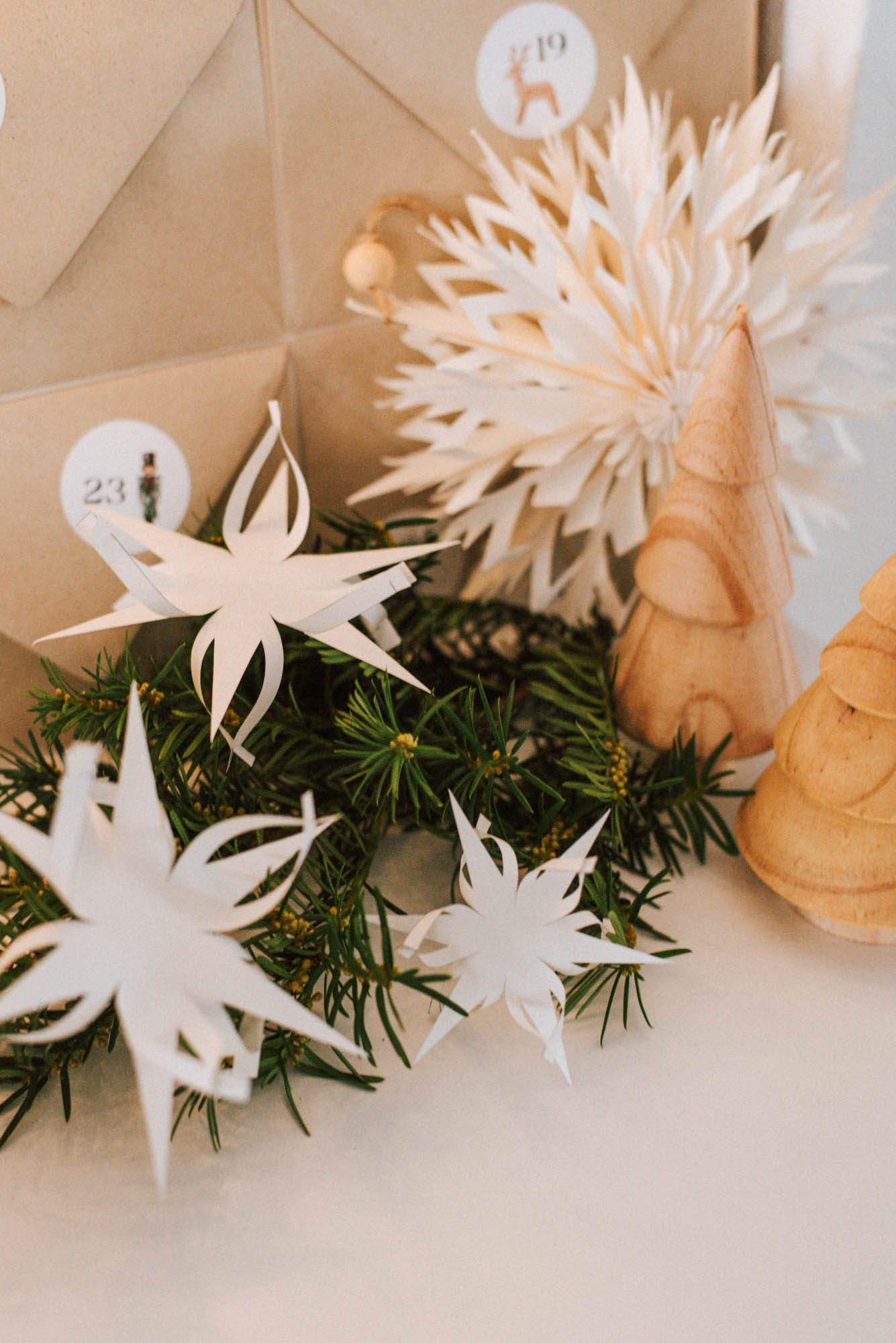  Foto zu Papiersterne basteln: Weihnachtliche DIY Sterne aus Papier 