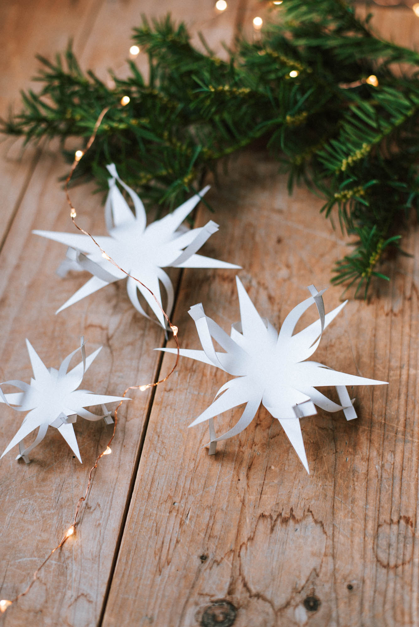  Papiersterne basteln: Weihnachtliche DIY Sterne aus Papier Bildidee 
