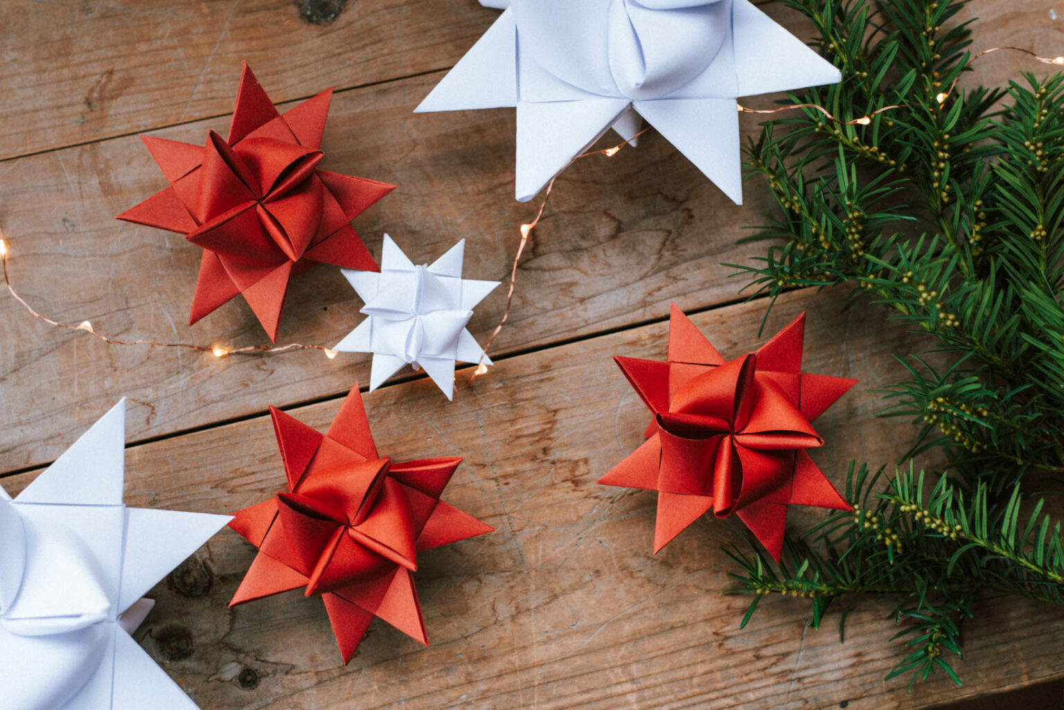  Papiersterne basteln: Weihnachtliche DIY Sterne aus Papier 