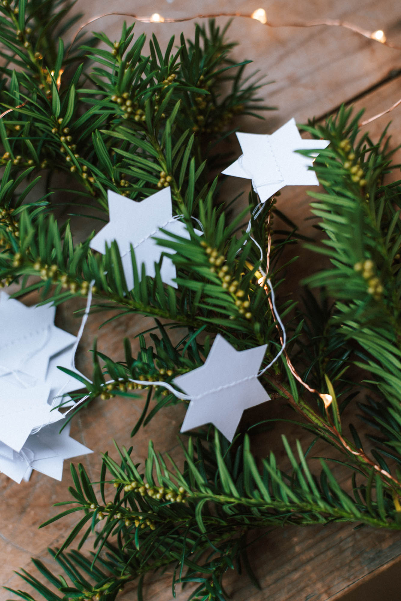  Foto zu Papiersterne basteln: Weihnachtliche DIY Sterne aus Papier 