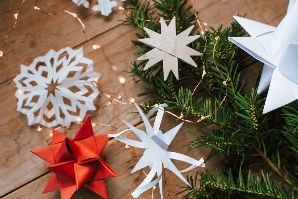  Foto zu Papiersterne basteln: Weihnachtliche DIY Sterne aus Papier 