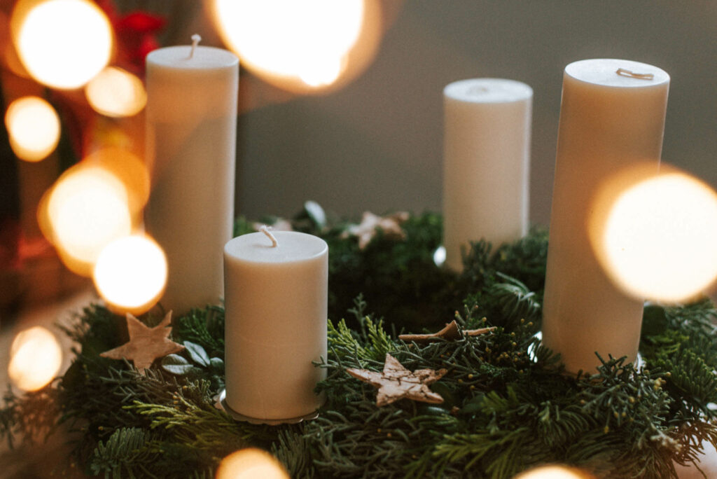 Nachhaltiger Adventskranz mit Kerzen aus Rapswachs. Klassische tradtitionelle nachhaltige Idee für euren einfachen Adventskranz, geht schnell!