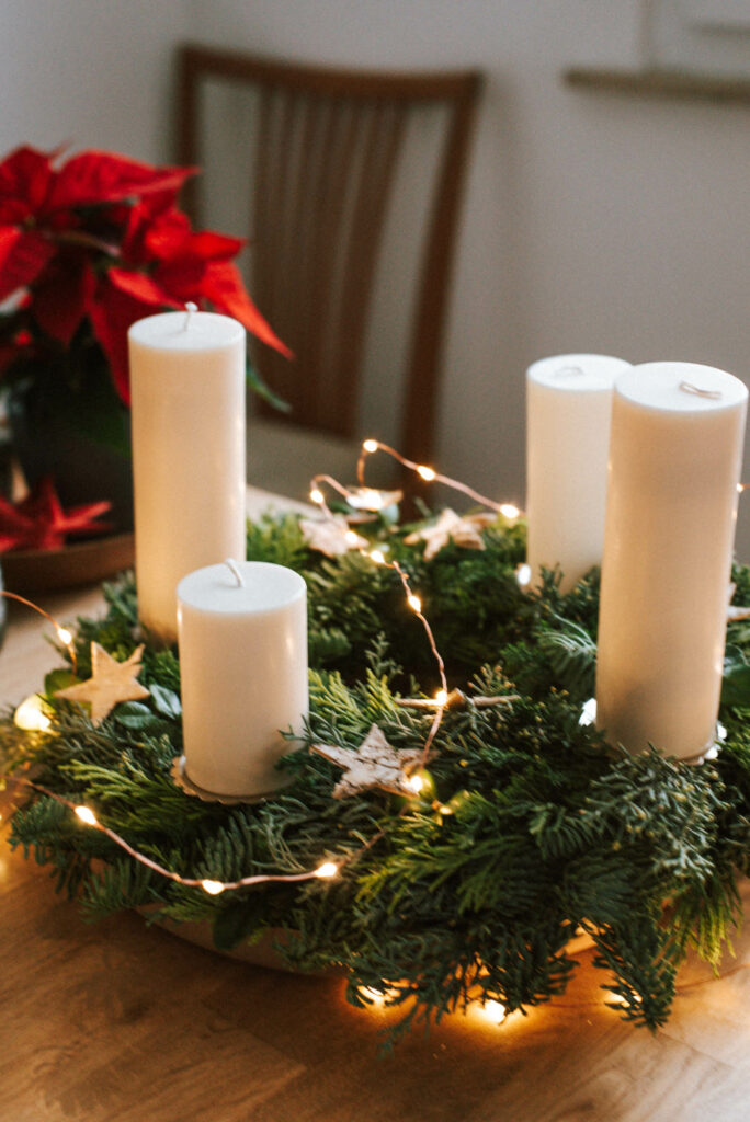Nachhaltiger Adventskranz mit Kerzen aus Rapswachs. Klassische tradtitionelle nachhaltige Idee für euren einfachen Adventskranz, geht schnell!